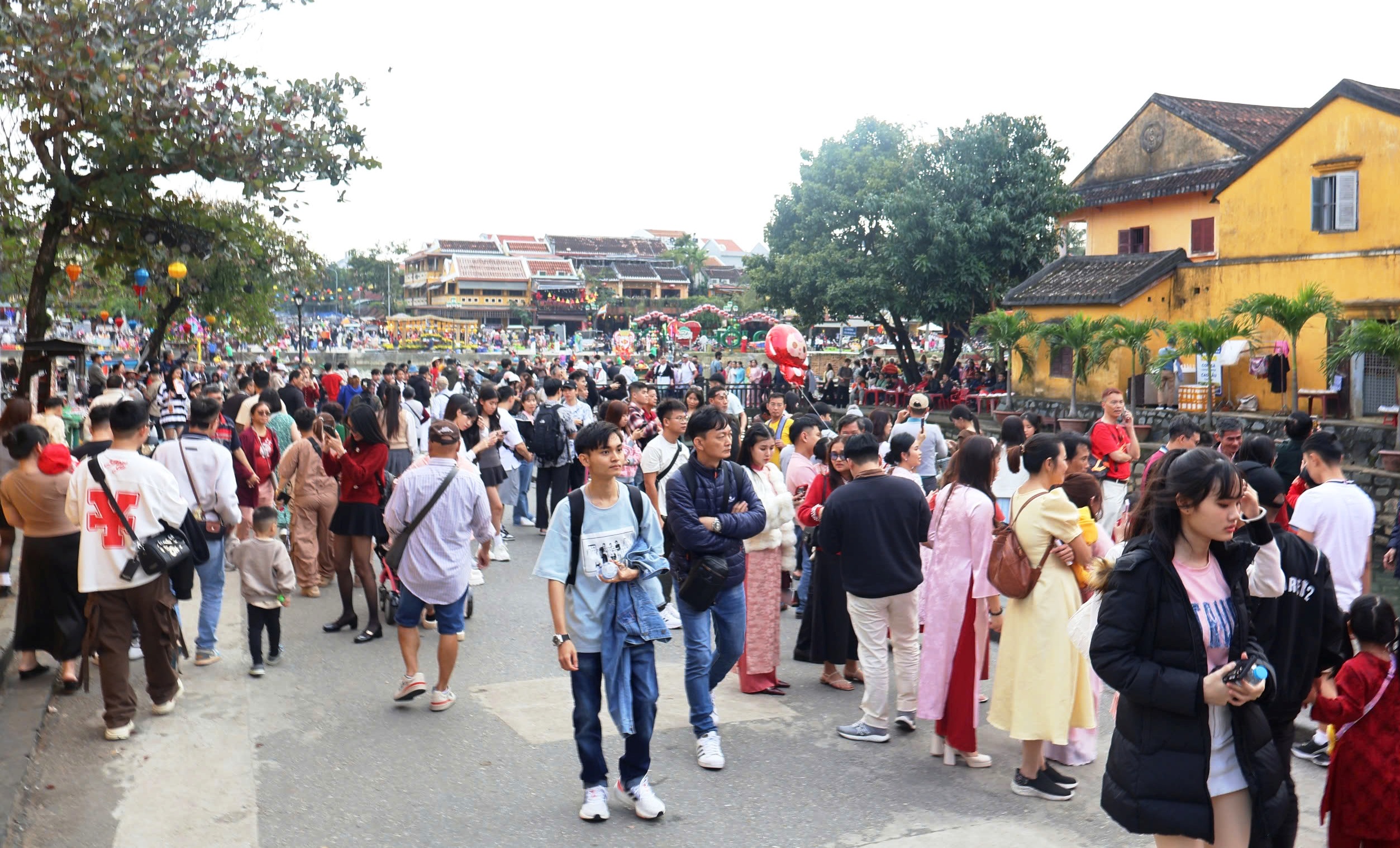 Hội An nhộn nhịp trong không khí du xuân đầu năm - Ảnh 4.
