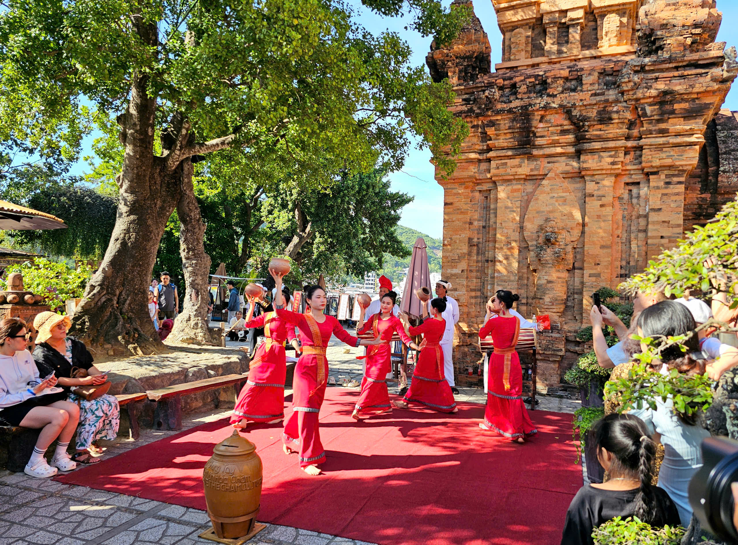 Khánh Hòa thu hút gần một triệu du khách, doanh thu hàng ngàn tỷ đồng trong dịp Tết - Ảnh 10.