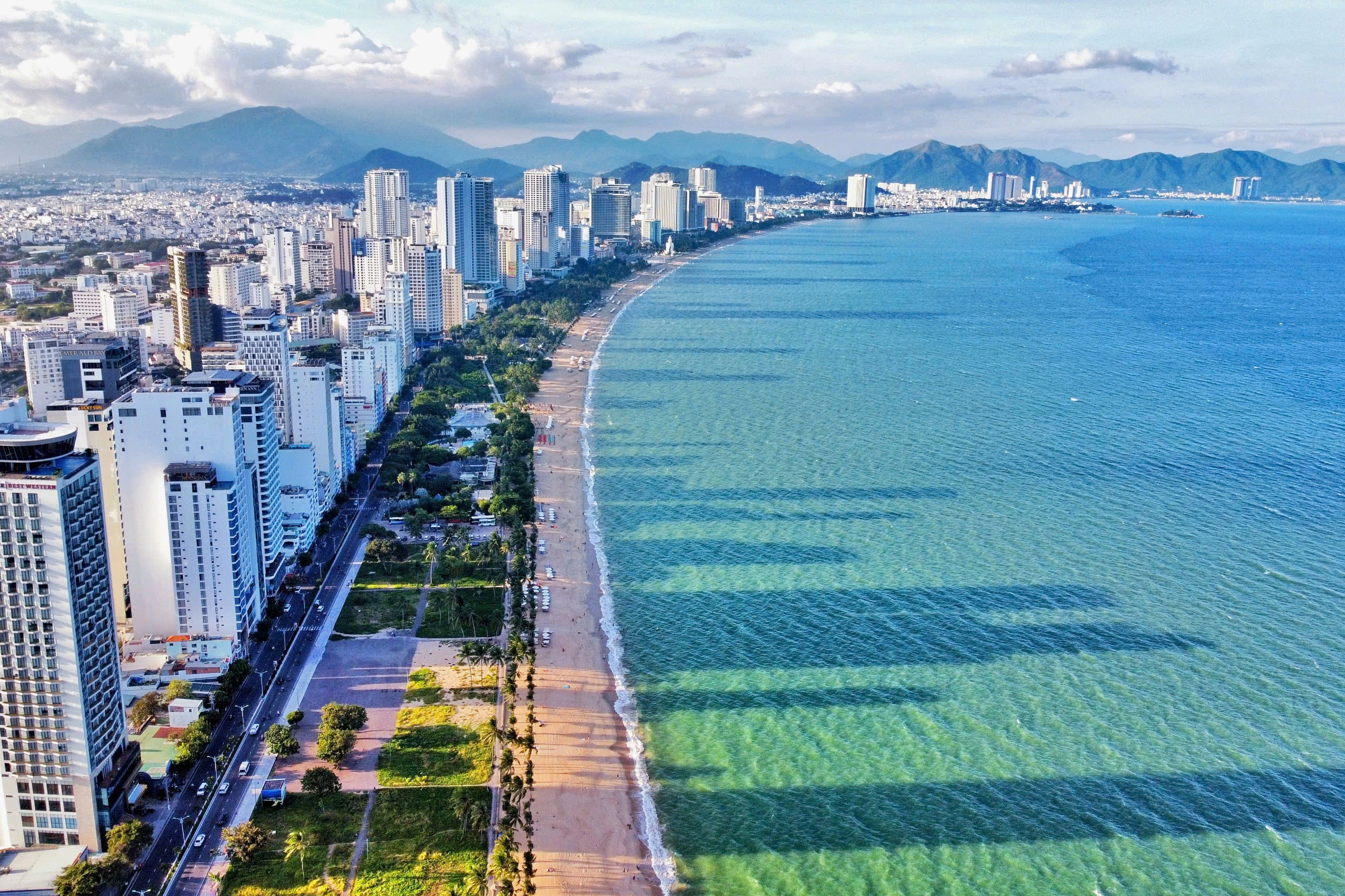 Ùn tắc giao thông tại Nha Trang ảnh hưởng đến ngành du lịch - Ảnh 1.