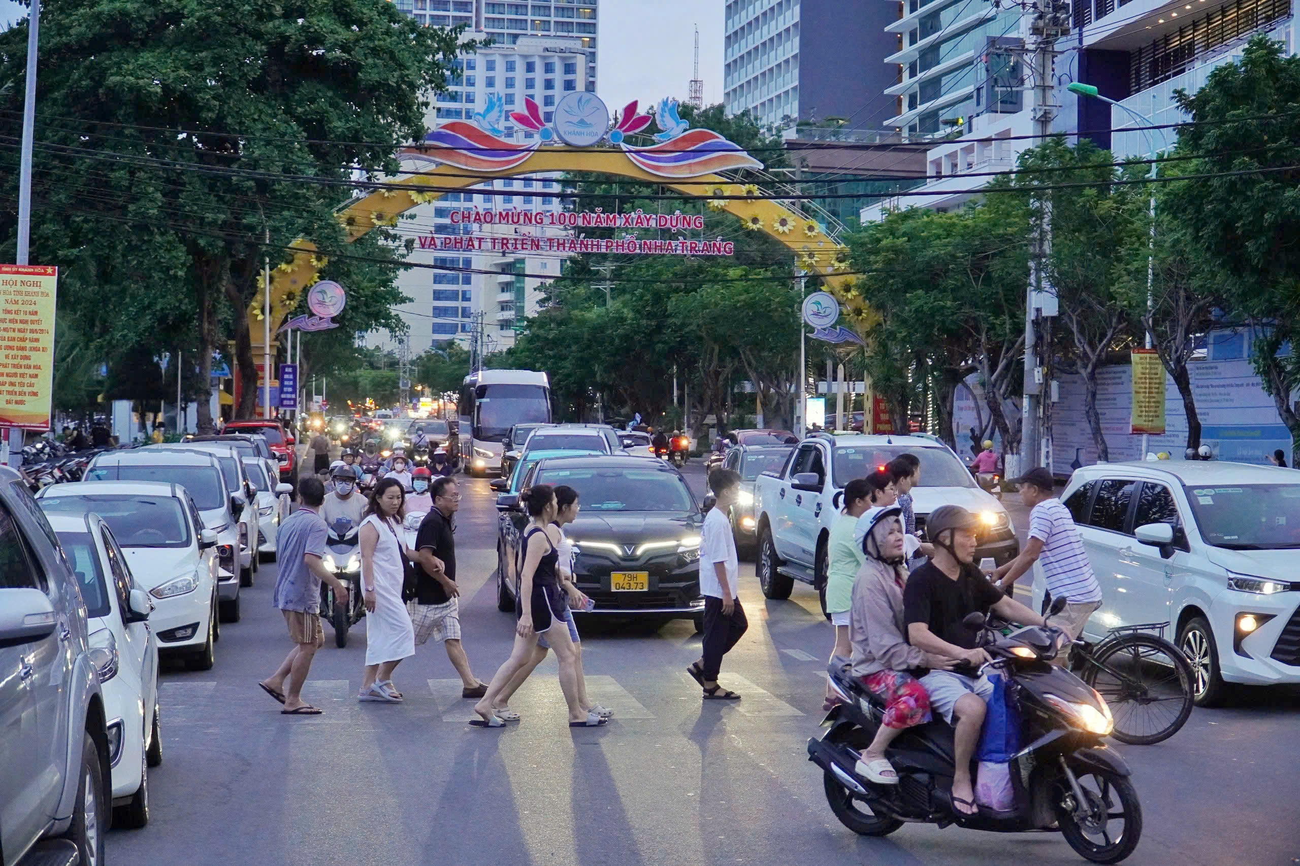 Ùn tắc giao thông tại Nha Trang ảnh hưởng đến ngành du lịch - Ảnh 8.