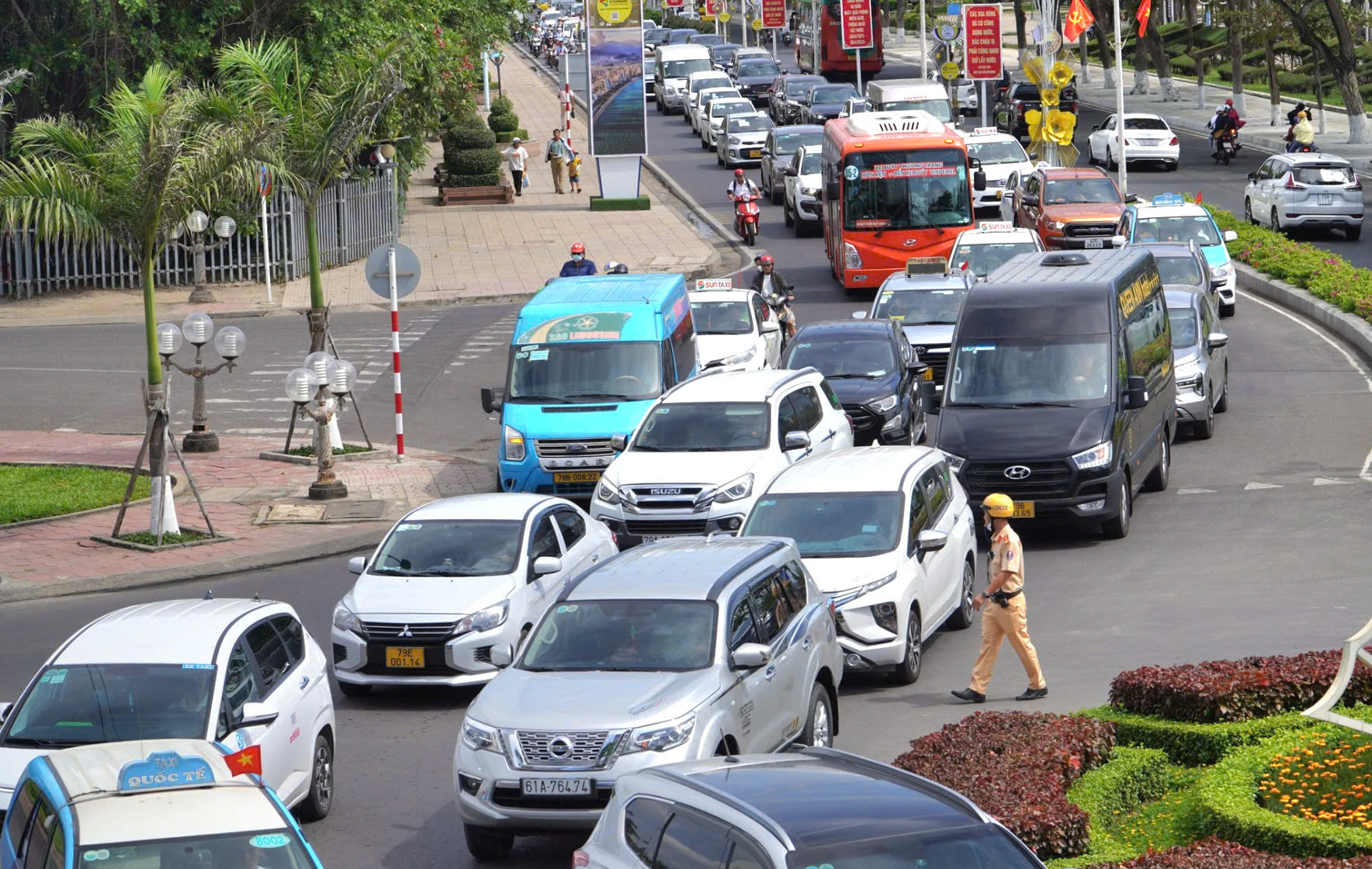 Ùn tắc giao thông tại Nha Trang ảnh hưởng đến ngành du lịch - Ảnh 4.