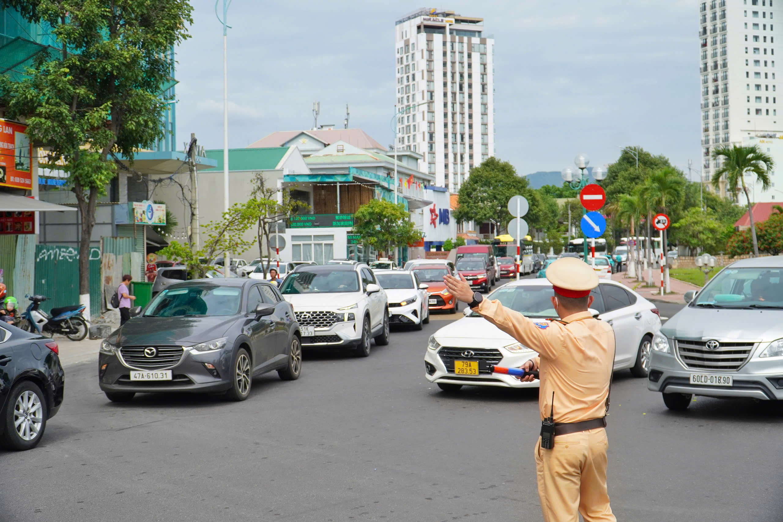 Ùn tắc giao thông tại Nha Trang ảnh hưởng đến ngành du lịch - Ảnh 7.