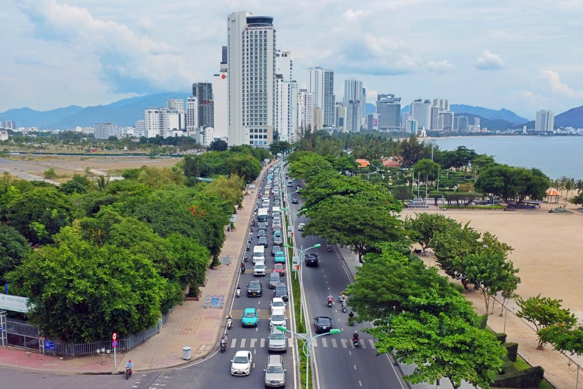 Ùn tắc giao thông tại Nha Trang ảnh hưởng đến ngành du lịch - Ảnh 2.