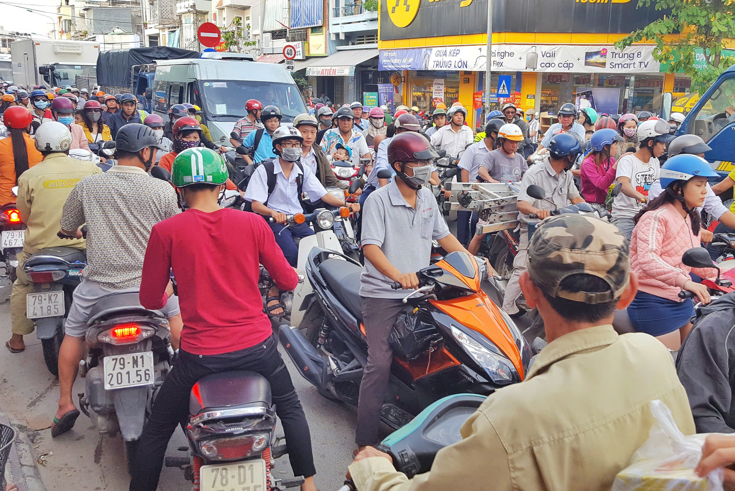 Ùn tắc giao thông tại Nha Trang ảnh hưởng đến ngành du lịch - Ảnh 9.